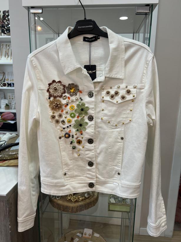 Casaco de ganga branco com missangas