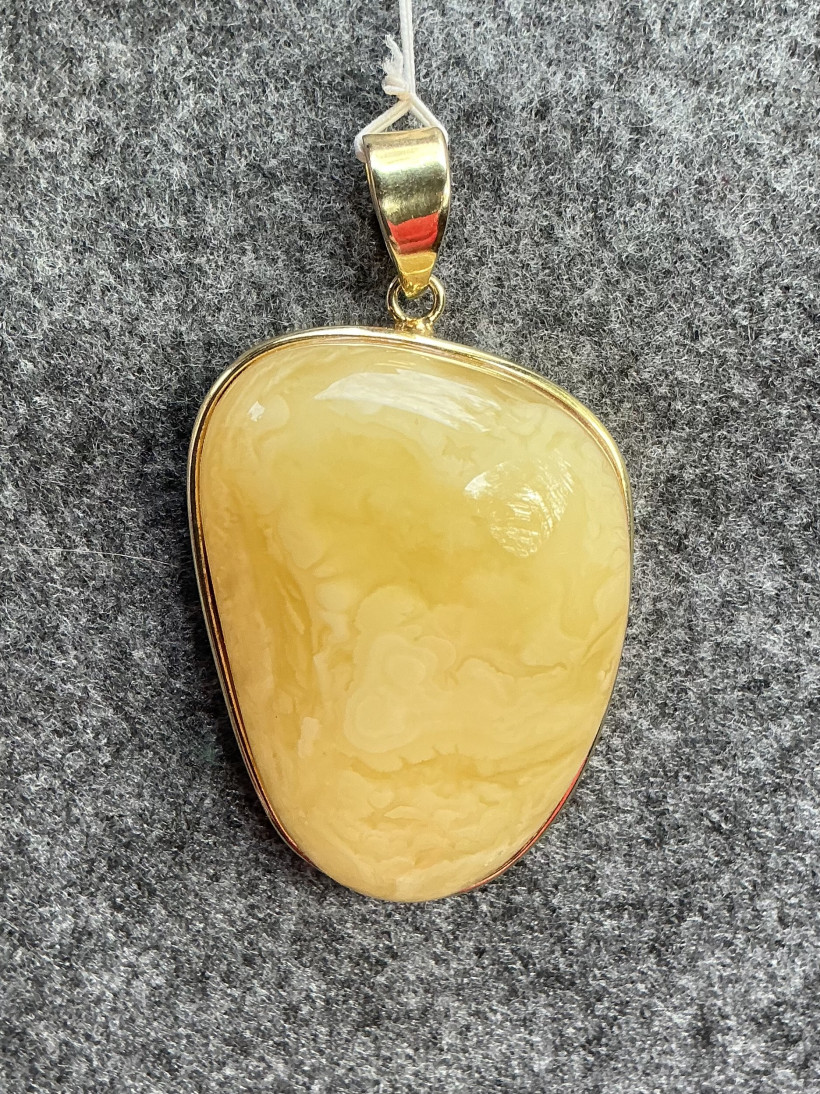 Elegancki wisior z mlecznego bursztynu w srebrze złoconym