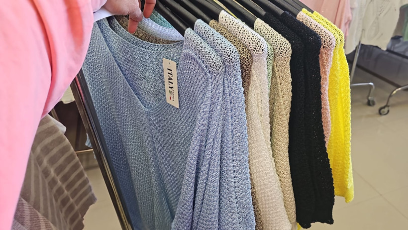 35171 MW Sweter dekolt serek