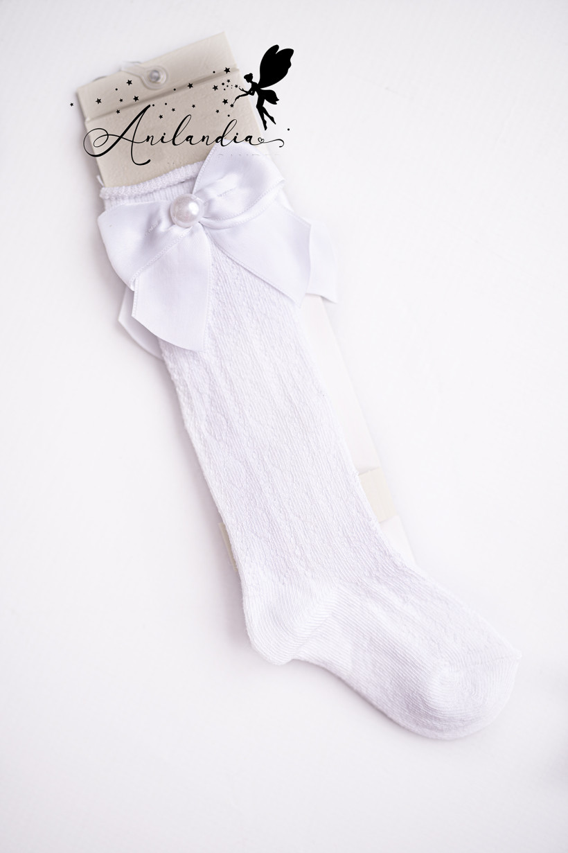 Podkolanówkach biala z perełką