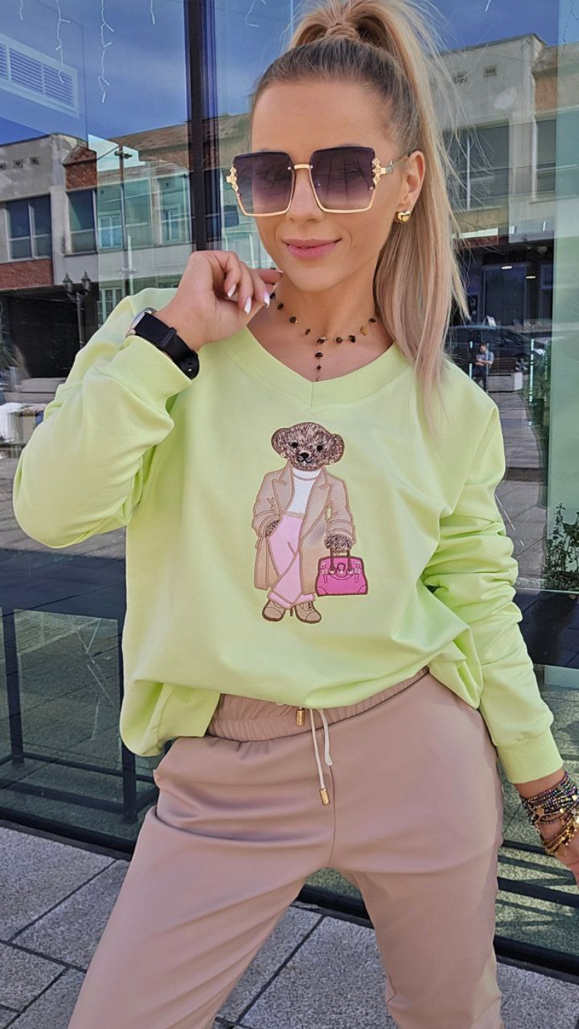 Bluza PP kolor limonka . Dekolt w serek. Z przodu miś w płaszczu z torebeczką ( czas oczekiwania na doszycie do 8dni )