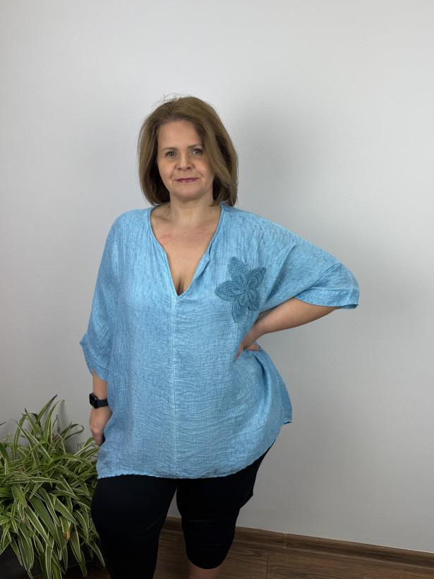 Bluzka/Tunika oversize z kwiatem - 3556 - błękitna