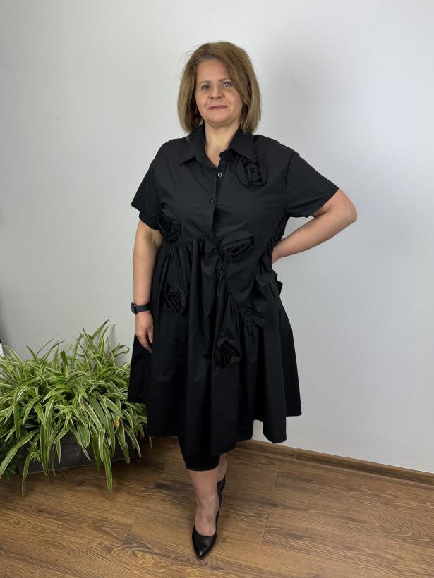 Sukienka koszulowa z naszytymi kwiatami z tiulu - fly out - 1113 - czarna