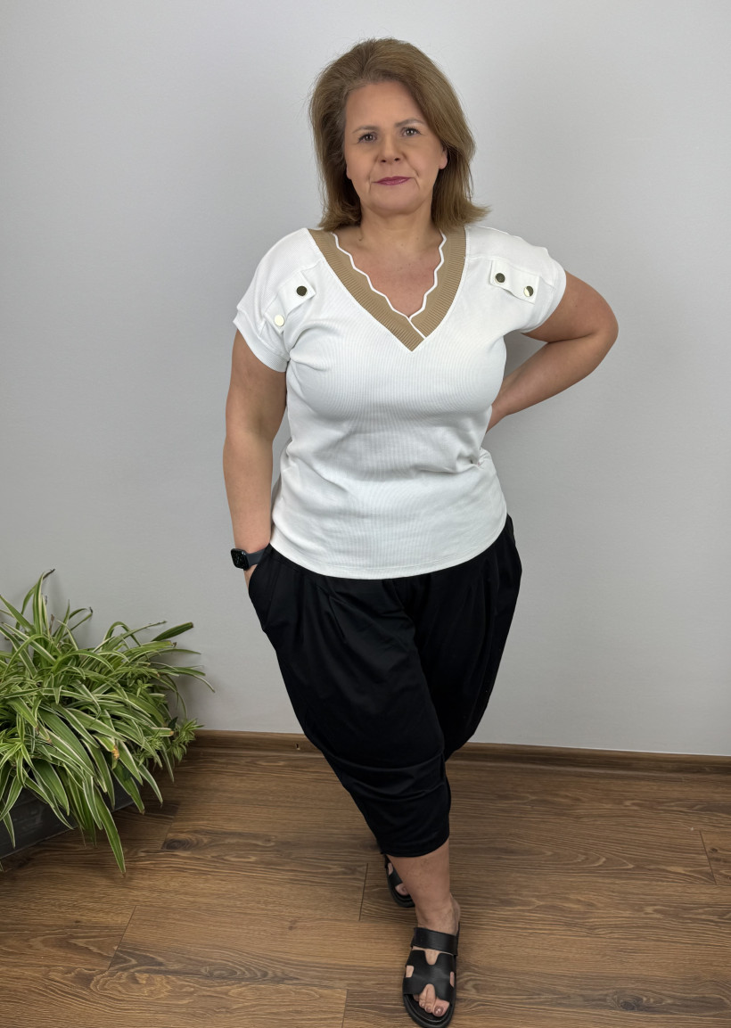 Bluzka prążkowa w serek, guziczki przy ramionach - coca - 1709 - biała