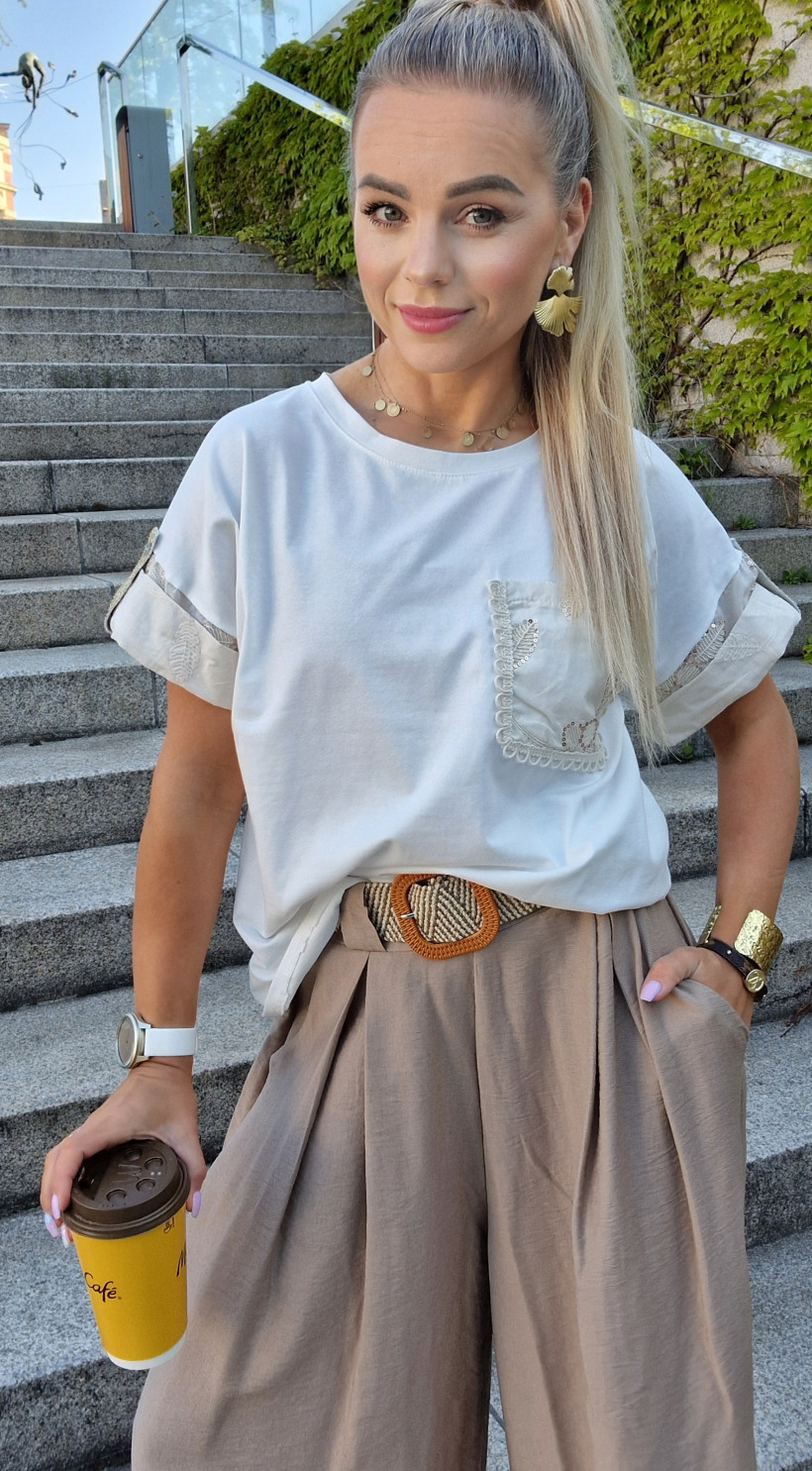 BLUZKA BIAŁA Z KIESZONKĄ BEŻOWĄ, RĘKAW PODWIJANY.