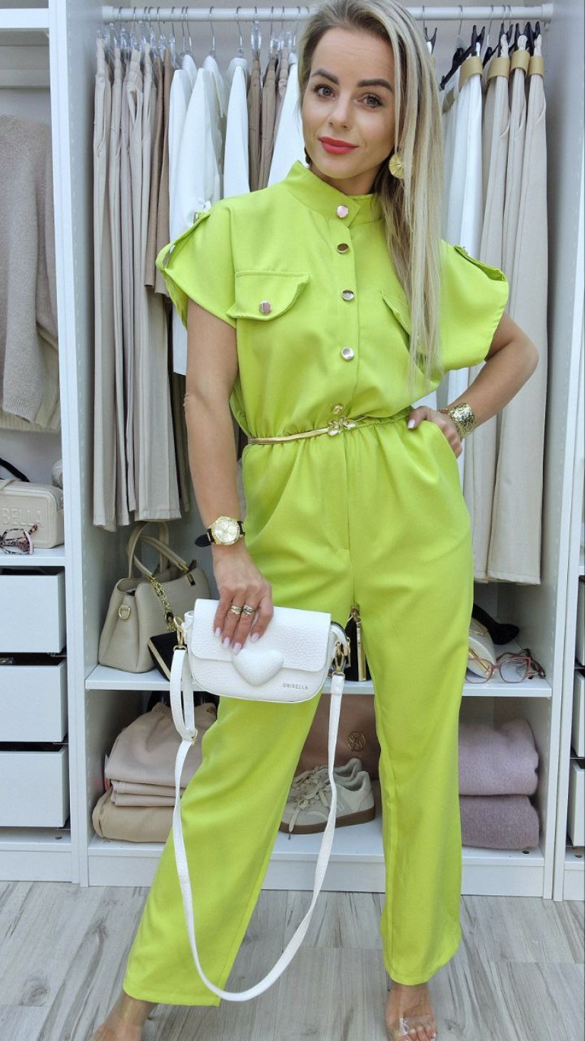 Kombinezon limonkowy z krótkim rękawem zapinany na złote guziki z paskiem na żyłce z motylkiem