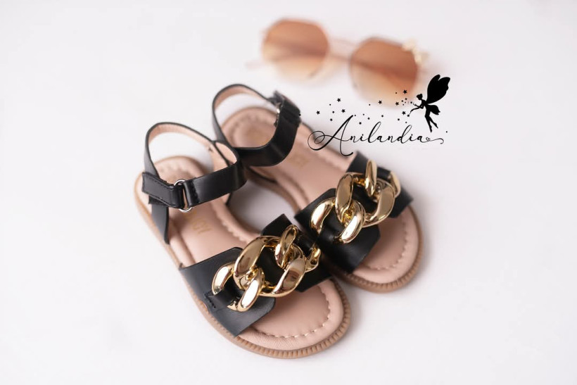 Buciki sandałki czarne ze złotą klamrą
