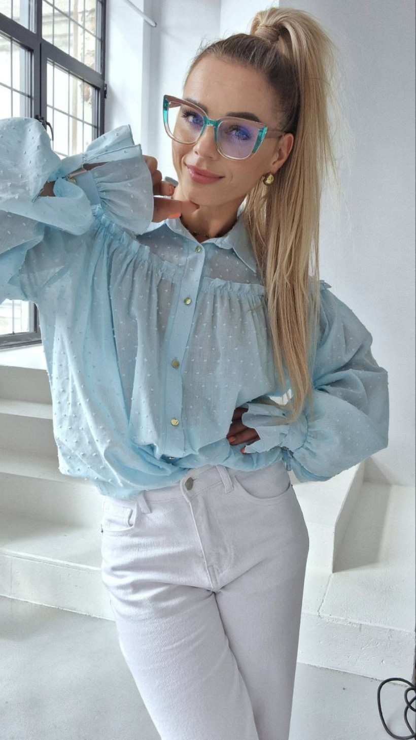 Koszula Lb błękitna na karczku i przy mankiecie falbanka, w naszywane kropki.