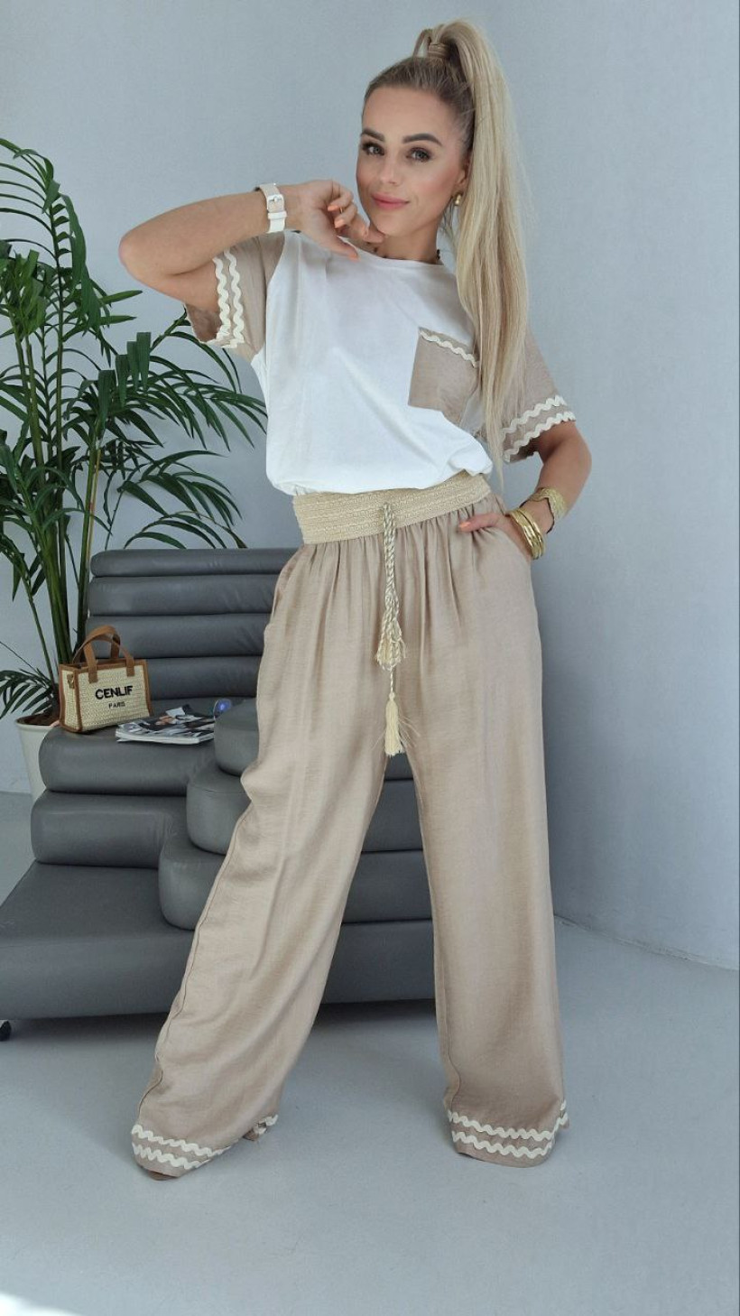 Komplet spodnie plus t-shirt, koszulka śmietankowa z beżowym rękawkiem i kieszonką, spodnie szerokie beżowe.