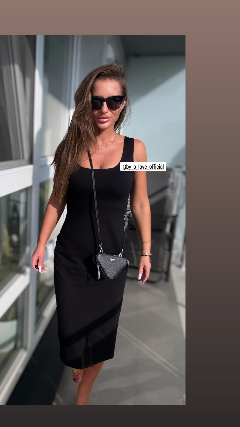 Sukienka Luxe Allure dekolt Caro czarna