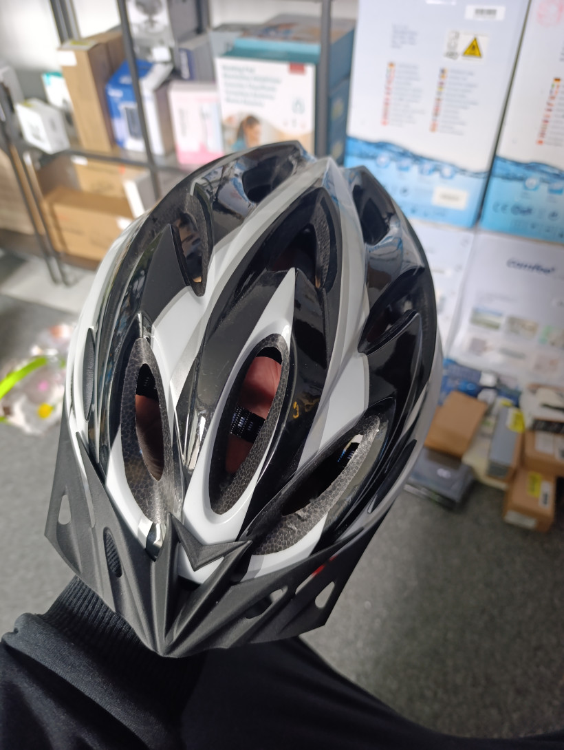 kask rowerowy biało czarny 