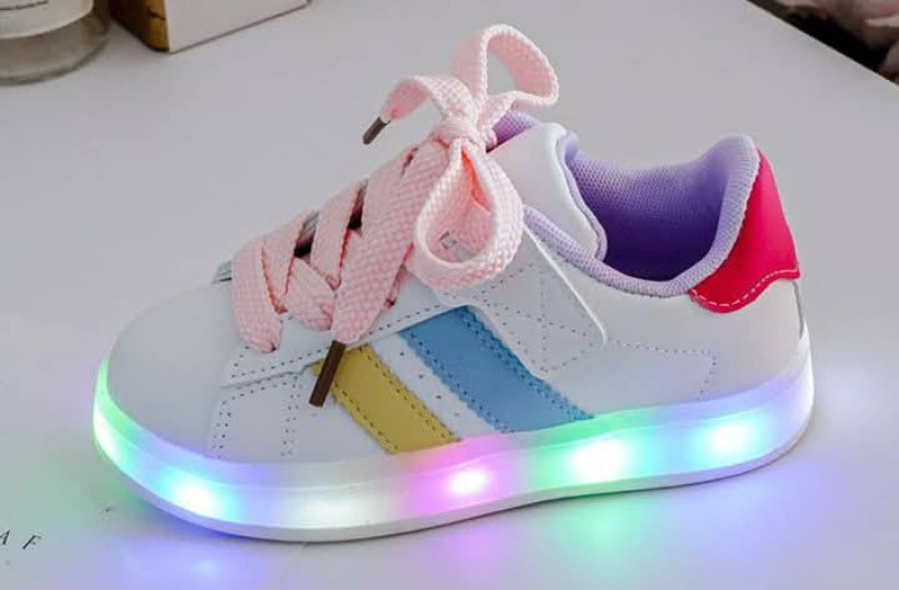 Buty led białe z różowymi sznurówkami