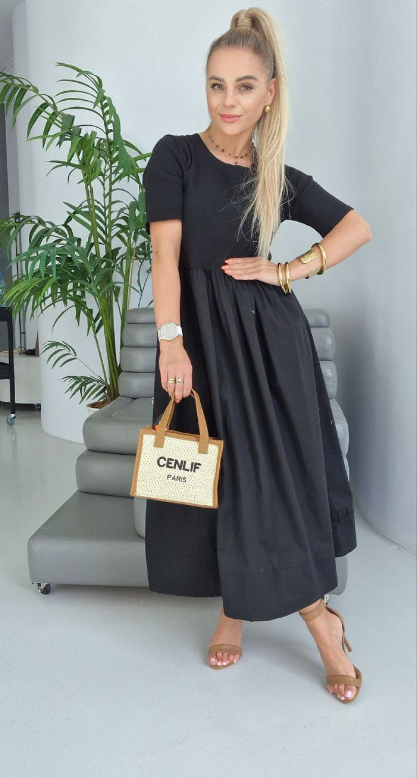 Sukienka czarna z krótkim rękawem, góra prążek dół odcinany.