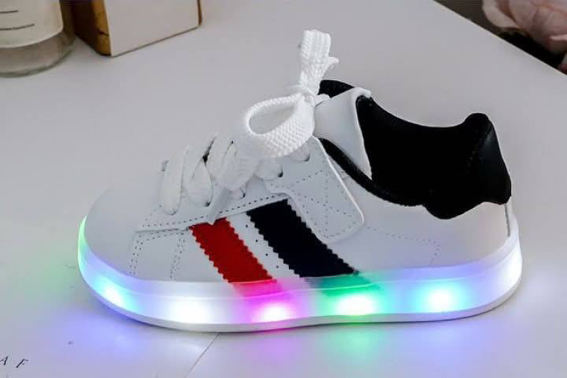 Buty led białe z granatowo-czerwonymi paskami