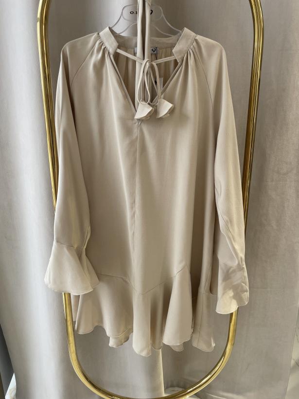 ON SUKIENKA BEŻ FALBANKI UNI