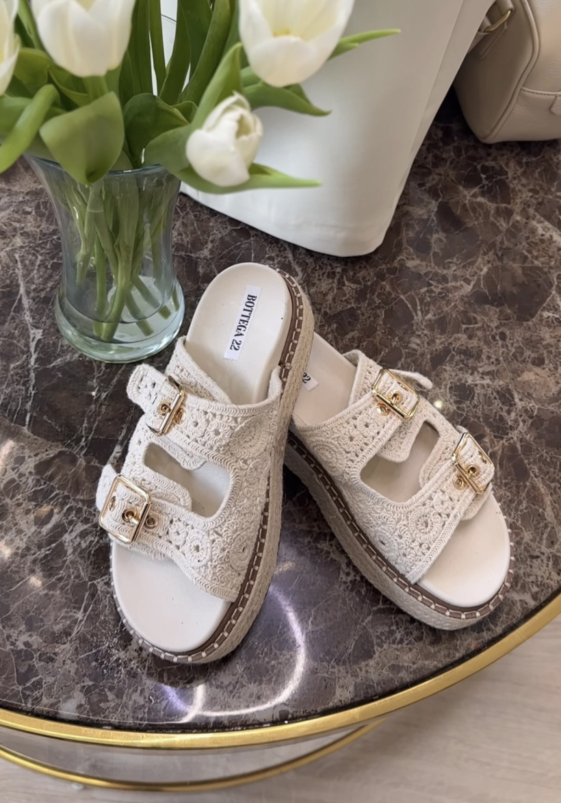 KLAPKI AŻURKOWE BEŻ