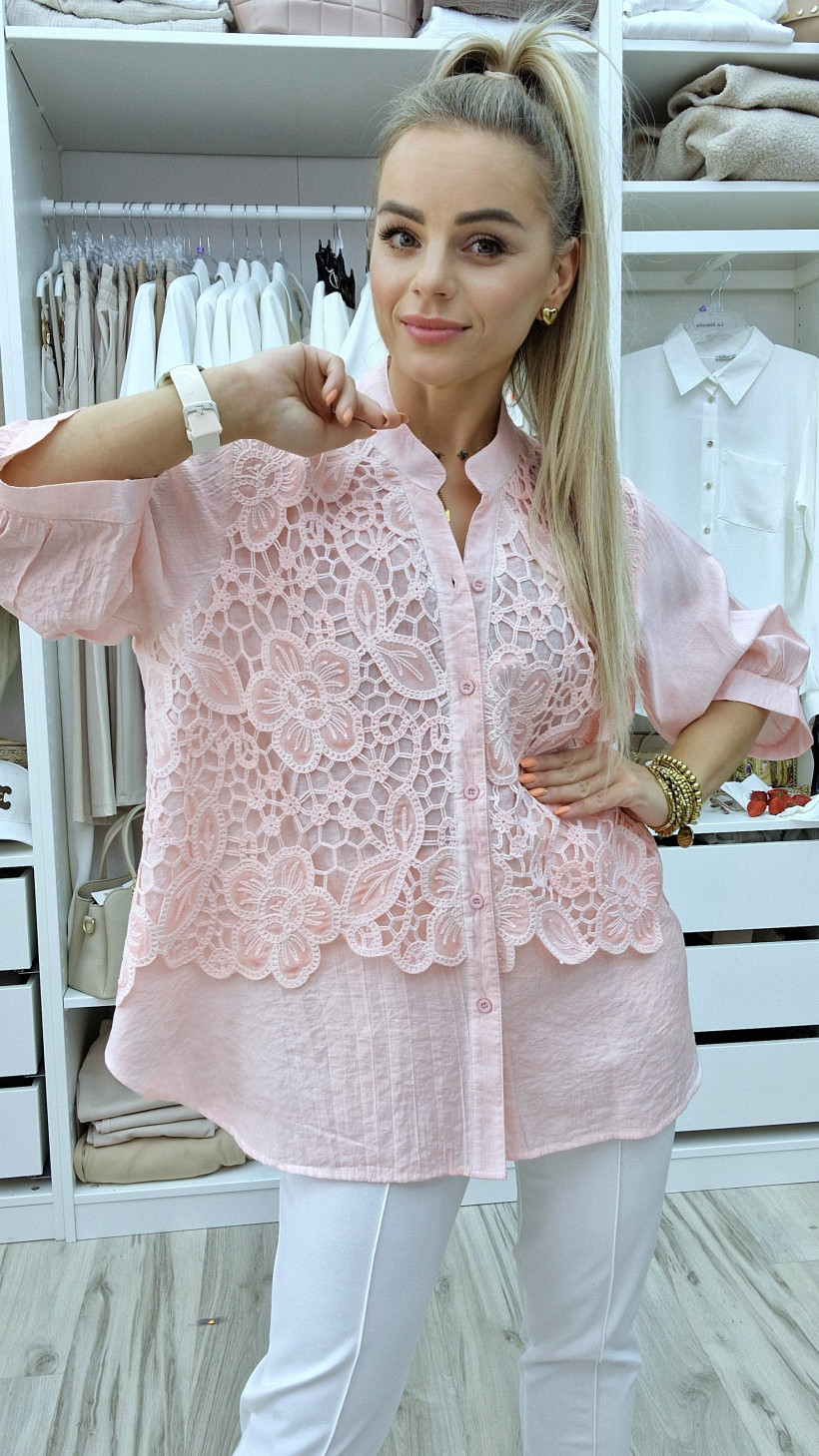 Koszula w kolorze łososiowym, z przodu ażurek, rękaw do łokcia, dekolt na stójce.