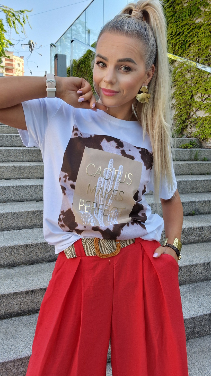 T-shirt biały z kwadratem w krowę i kaktusem.