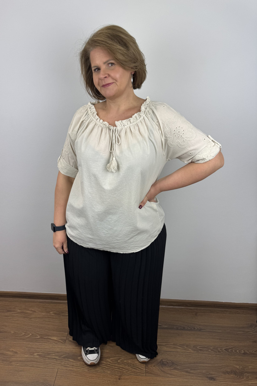 Bluzka hiszpanka, wiązany dekold, haftowane kwiaty na rękawach - wł. - 60163 - beż