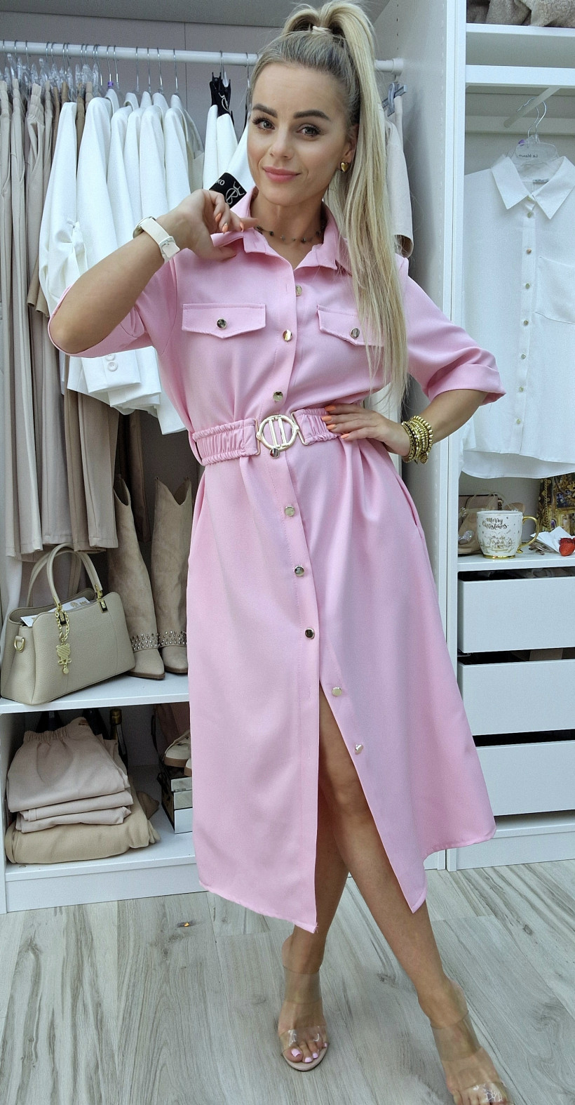 sukienka z kołnierzykiem, krótki rękaw zapinana na guziki, pasek na gumie rózowa
