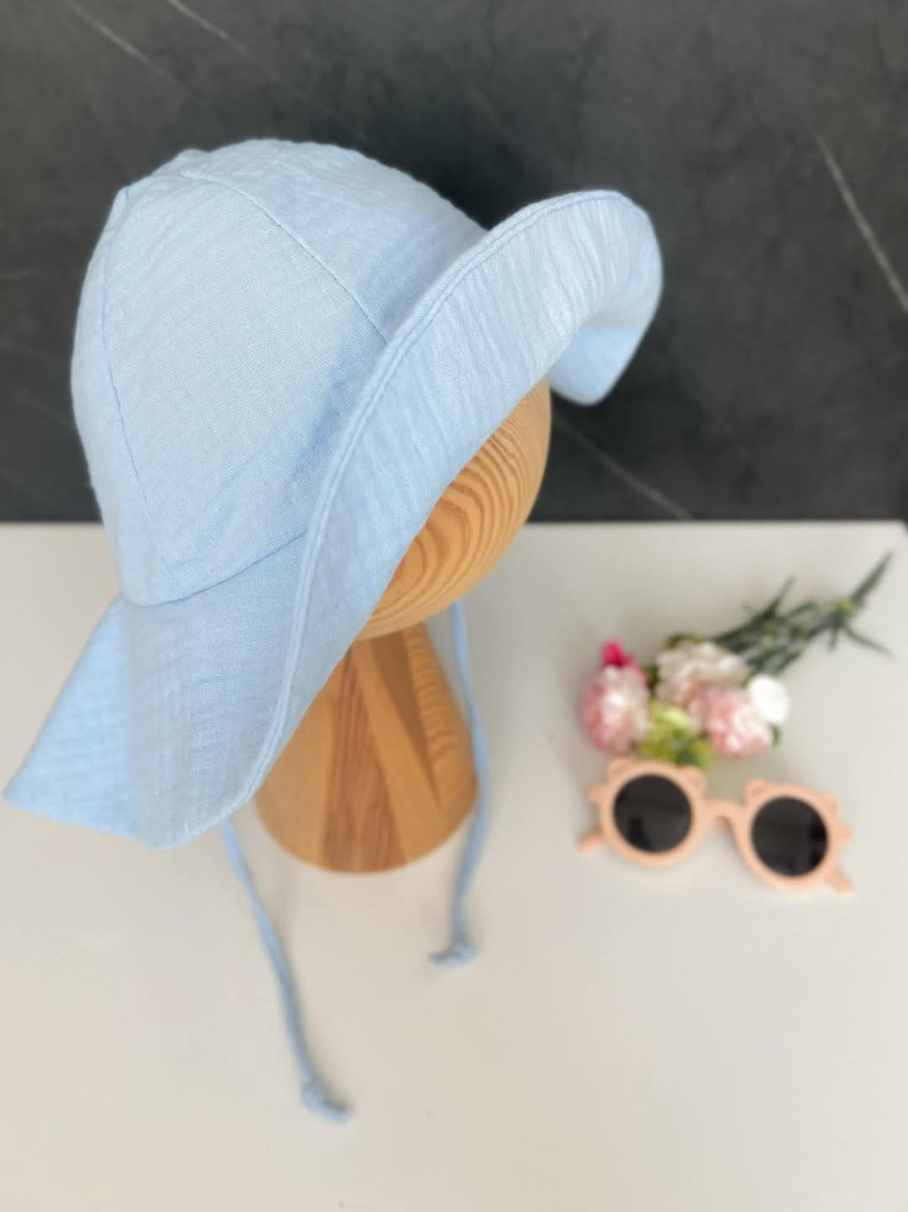 KAPELUSZ MUŚLIN BŁĘKITNY KAYA - ROZMIAR 1 - OBWÓD 52 CM (2-4 LATA), ROZMIAR 2 - OBWÓD 56 CM  (WIEK 5-8 LAT)