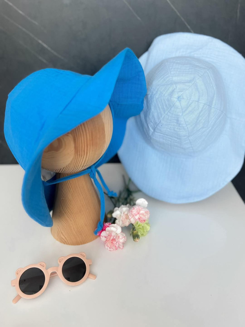 KAPELUSZ MUŚLIN NIEBIESKI KAYA - ROZMIAR 1 - OBWÓD 52 CM (2-4 LATA), ROZMIAR 2 - OBWÓD 56 CM (WIEK 5-8 LAT)