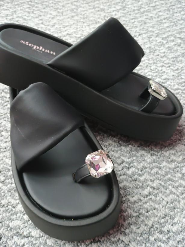 Klapki czarne z brylantem