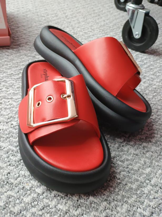 Klapki czerwone klamra