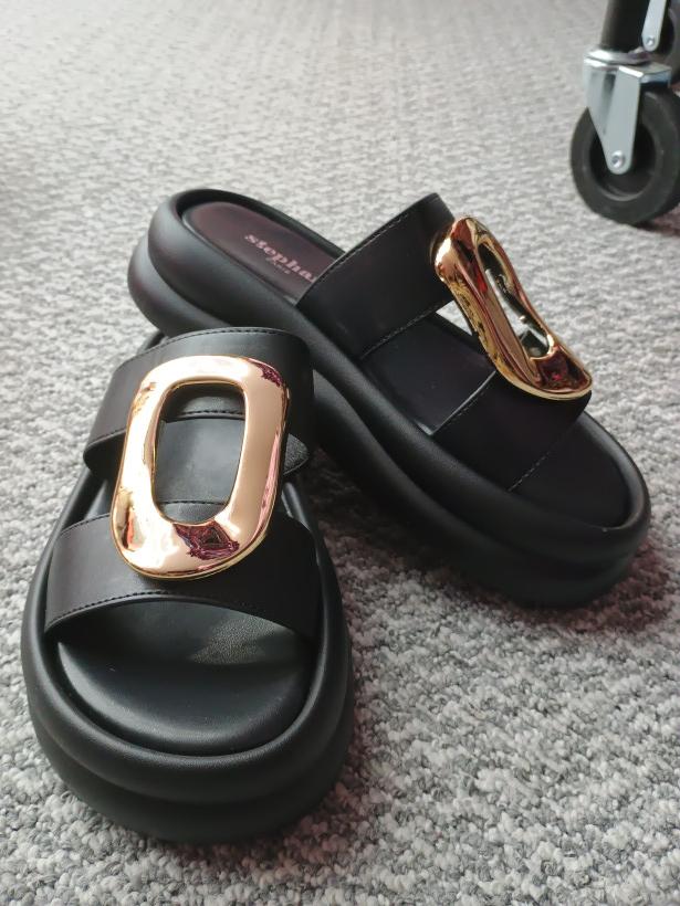 Klapki czarne z klamrą