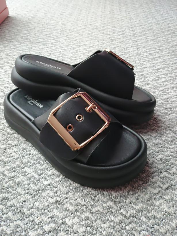 Klapki czarne z paskiem