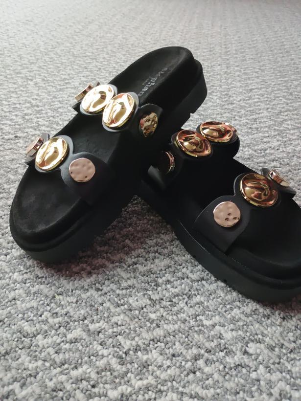 Klapki czarne paski złote kółka