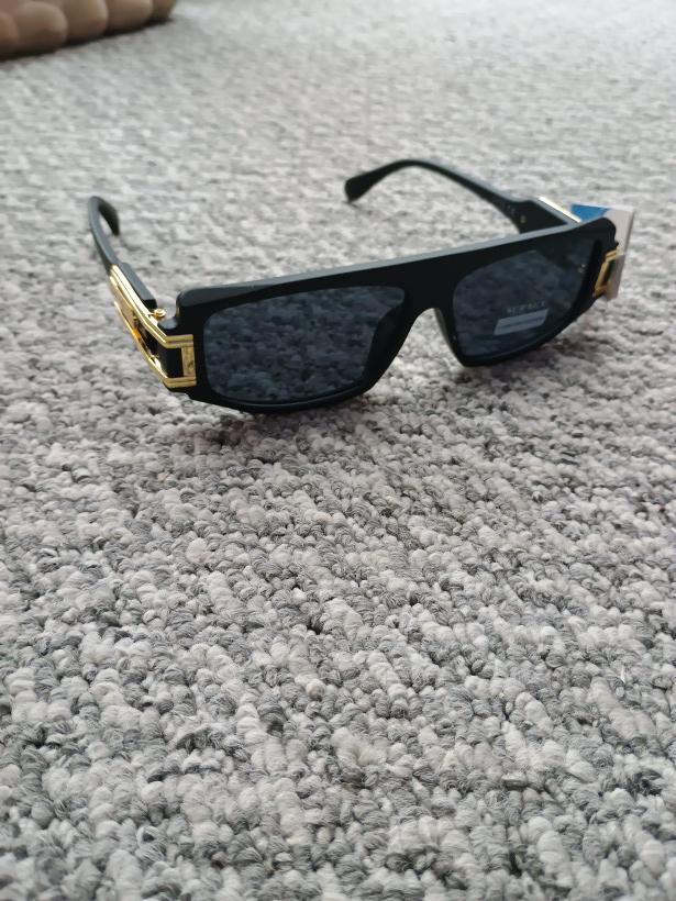 Okulary czarne ze złotymi dodatkami
