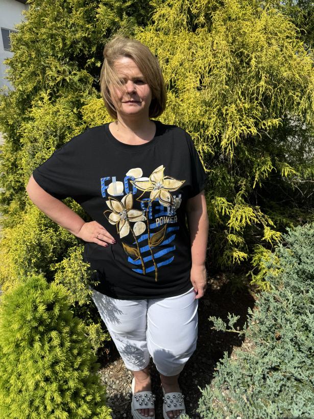 Tunika / t-shirt jednokolorowy - aplikacja kwiatek Wł. Fly out - 1352 - czarna z beżem