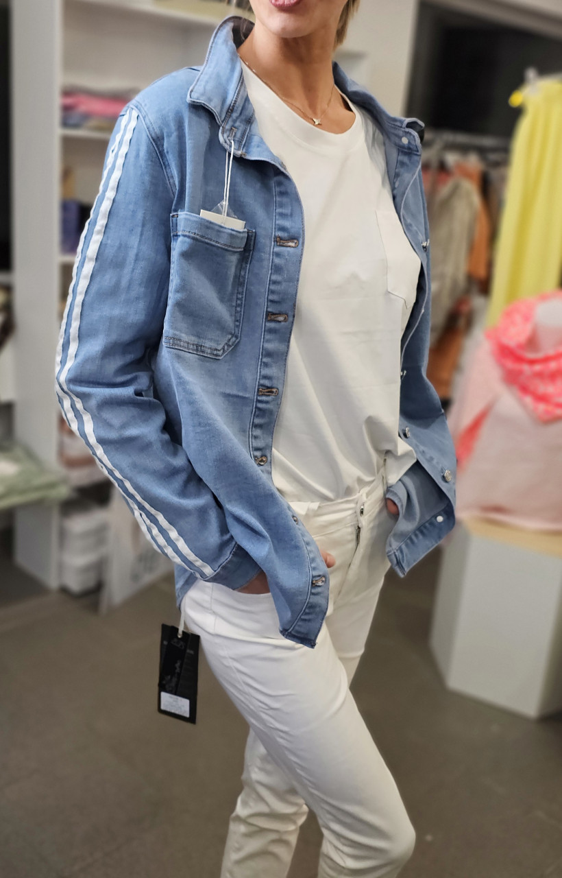 VESTE EN JEAN AVEC BANDES BLANCHES