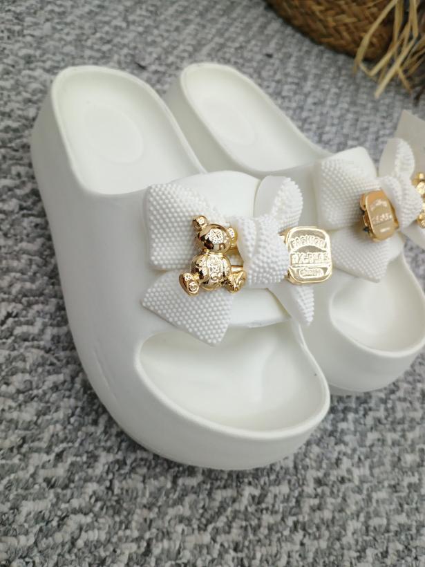 Klapki na grubej podeszwie Miś białe