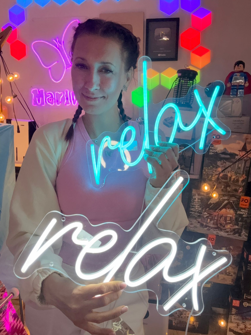 C54 Napis LED Relax niebieski