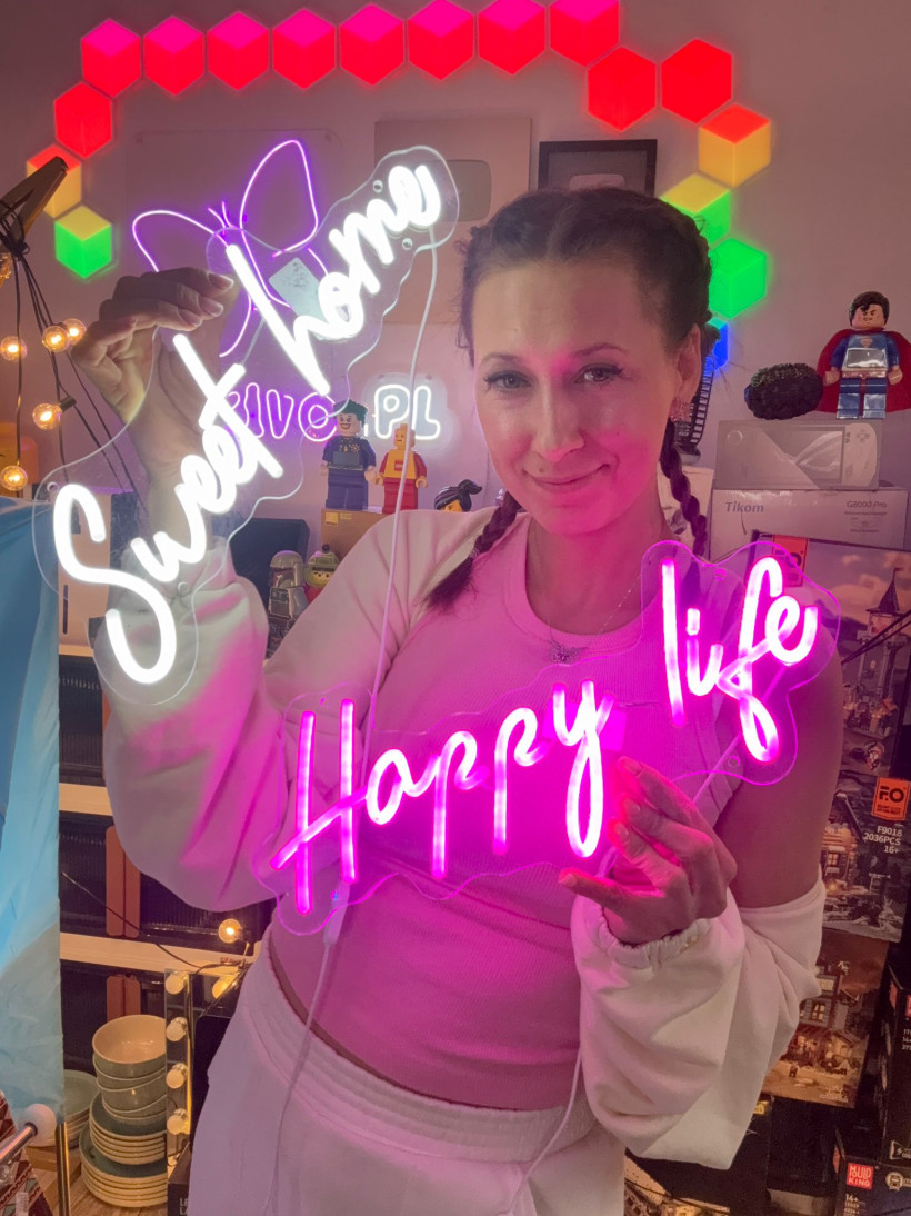 C54 Napis LED Happy Life różowy