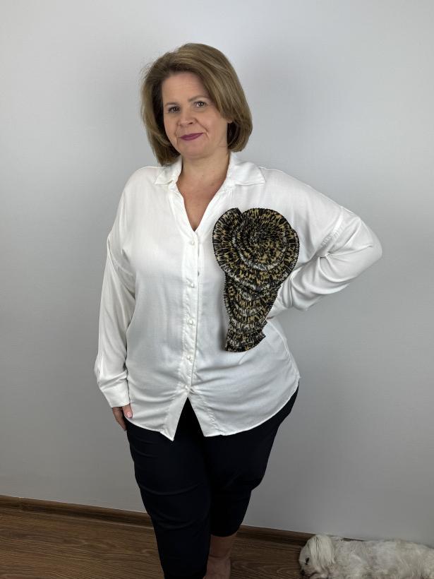 Koszula z kotylionem - fs - 9033 - biała / promocja