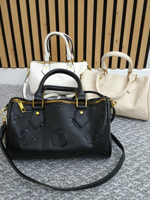 Torebka z wytłaczanymi wzorkami