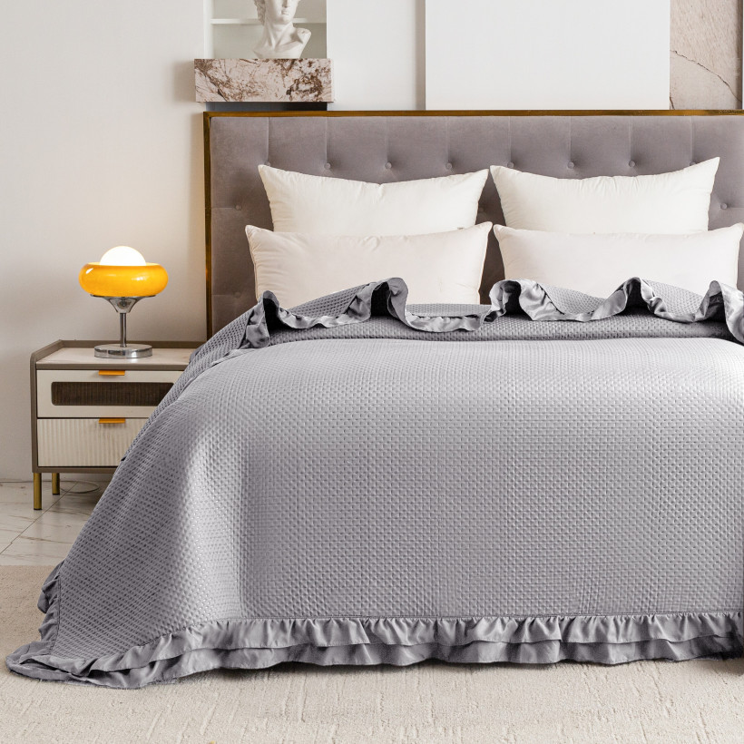 Szara narzuta na łóżko 200x220 cm z falbaną – elegancka, pikowana, dekoracyjna do sypialni NND-3110
