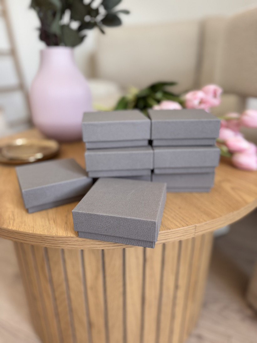 PUDEŁECZKO OZDOBNE SZARE