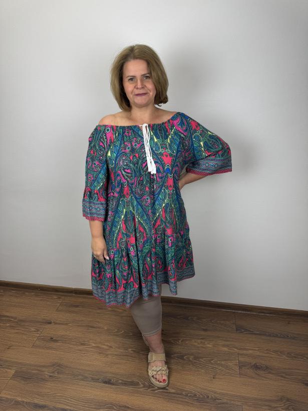 Sukienka/Tunika wzorowana,  wiązany dekold, wykończona falbaną - (5xl/6xl) - generation - 6265 - z różem