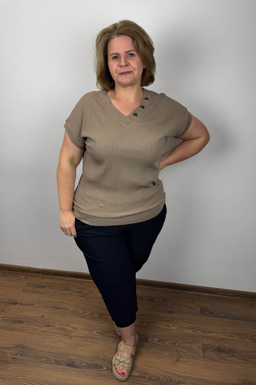 Bluzka szeroki prążek w szpic, guziczki przy dekoldzie - coca - 1655 - fango