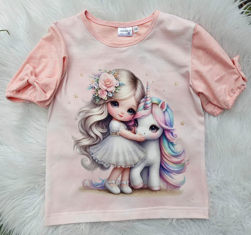 BLUZKA DZIEWCZYNKA STOIJĄCA Z JEDNOROŻCEM PRACOWNIA INSPIRACJE 