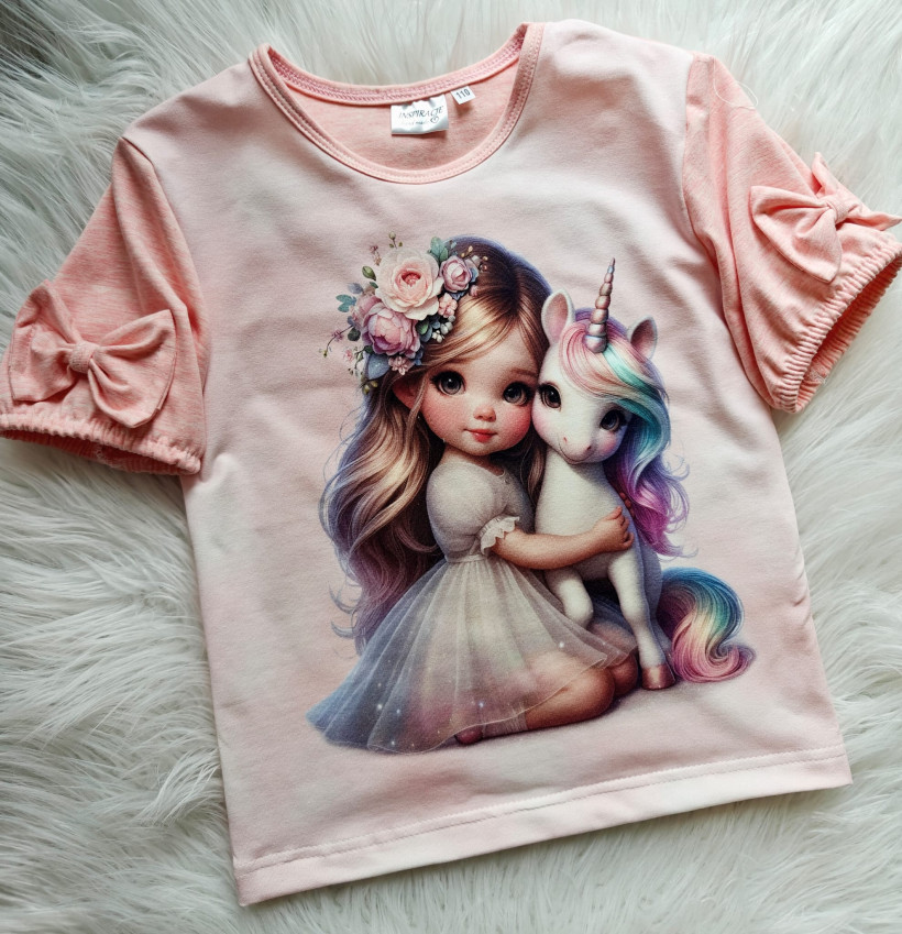 BLUZKA DZIEWCZYNKA KLĘCZĄCA Z JEDNOROŻCEM PRACOWNIA INSPIRACJE