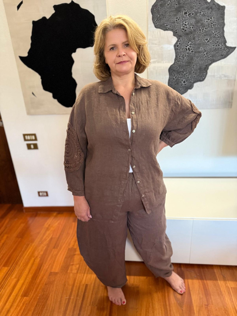 Italia nr.2 - Koszula jednokolorowa lniana z dodatkiem gipiury - wł. - 25C729 - czekolada