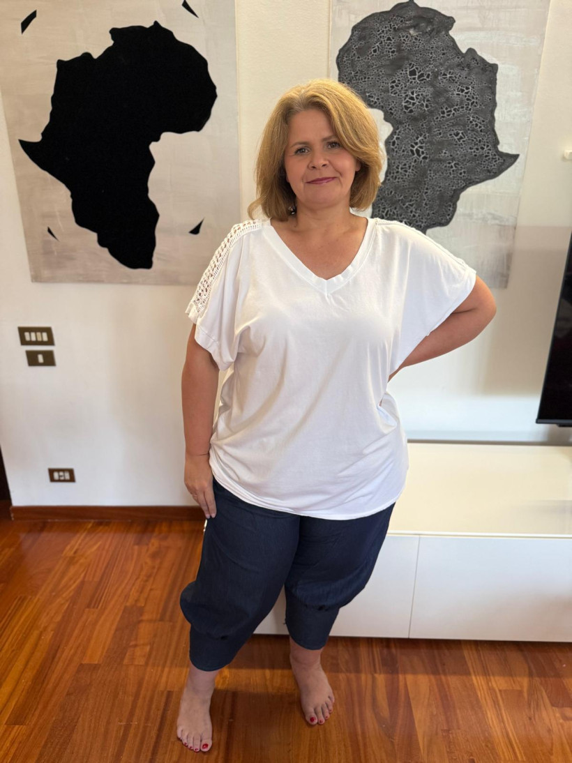 Italia nr.2 - Bluzka/tunika jednokolorowa, dekolt w serek, koronką na ramieniu - wł. - 25579 - biała