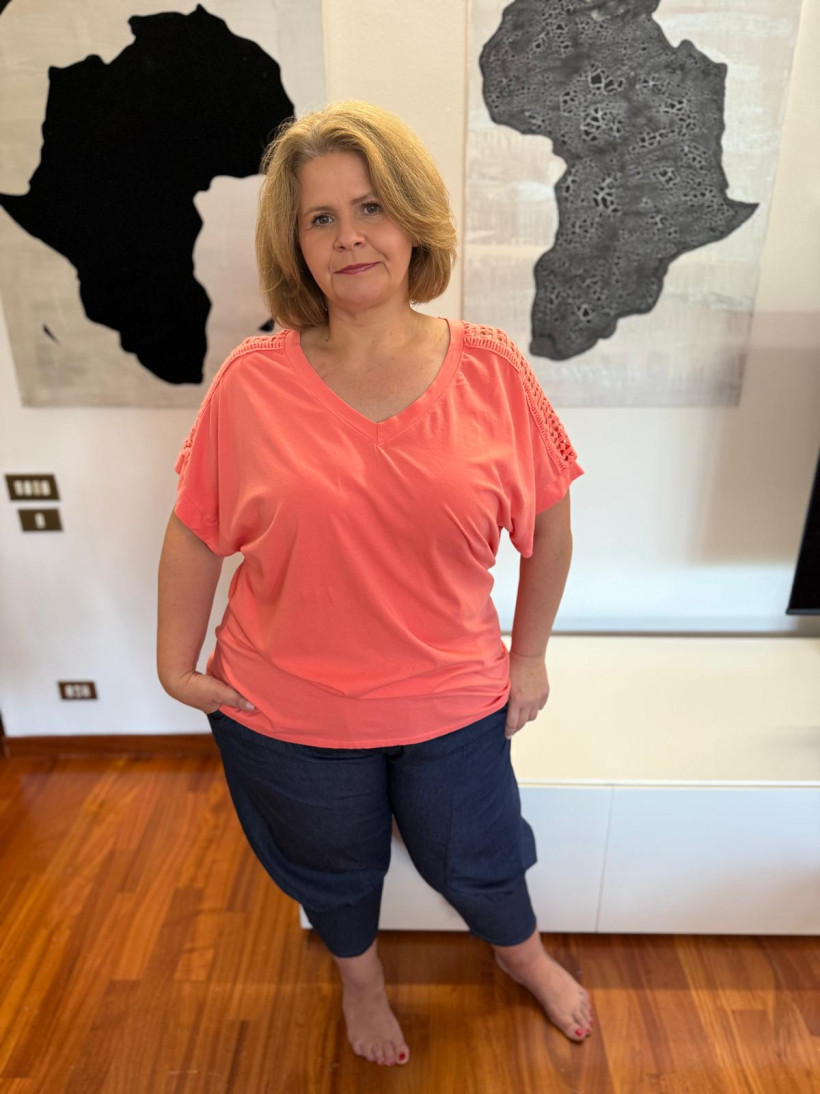 Italia nr.2 - Bluzka/tunika  jednokolorowa, dekolt w serek, koronką na ramieniu - wł. - 25579 - koralowy łosoś