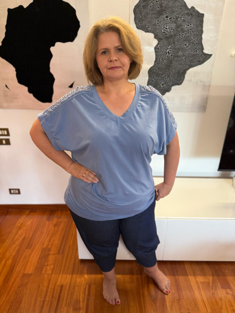 Italia nr.2 - Bluzka/tunika jednokolorowa, dekolt w serek, koronką na ramieniu - wł. - 25579 - jeans