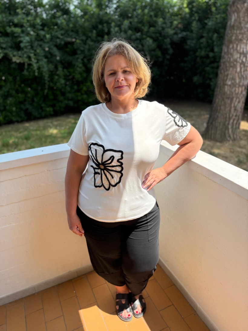 Italia nr.2 - Bluzka jednokolorowa, wzór naszywany kwiat - wł. - 25512 - biała